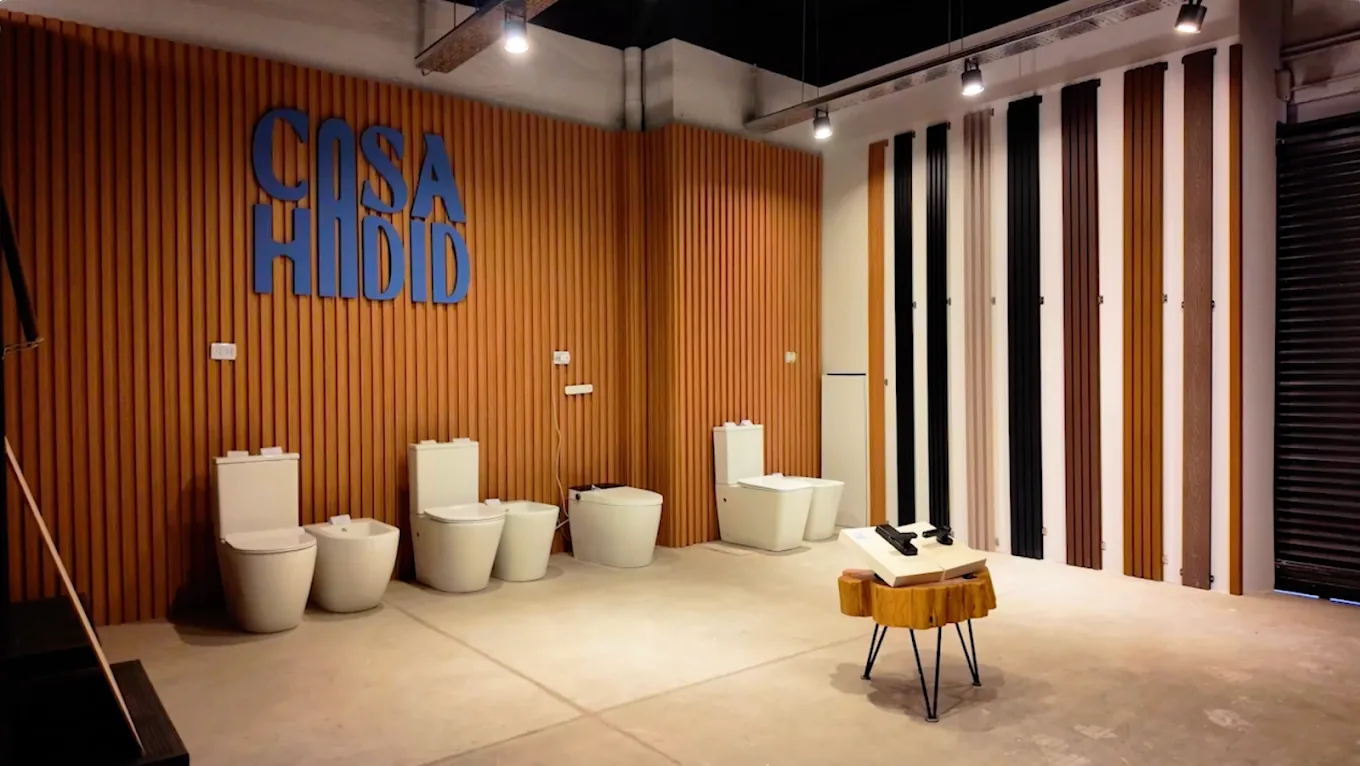 Showroom de Casa Hadid en San Miguel con sanitarios y revestimientos