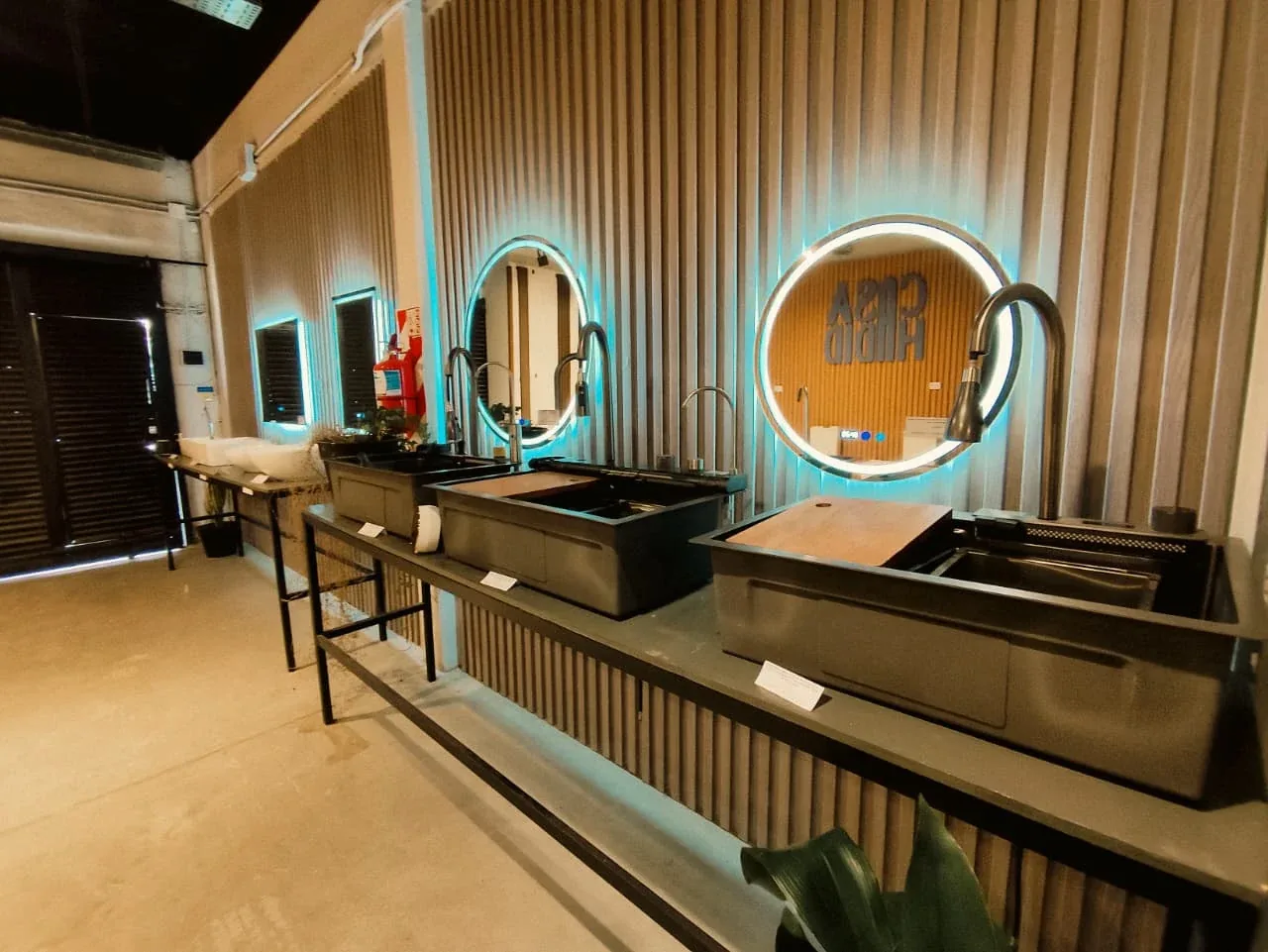 Bachas de cocina y espejos con luz LED en el showroom de Casa Hadid