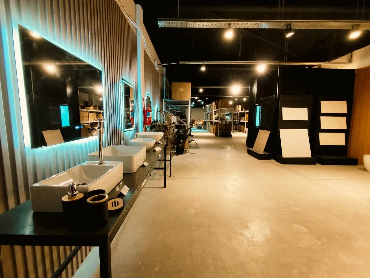 Pasillo del showroom de Casa Hadid con bachas, espejos y revestimientos